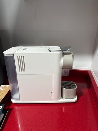 Cafetera Nespresso DeLonghi Lattissima One