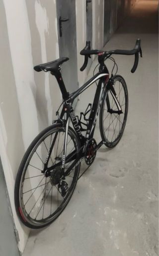 Bicicleta de carretera negra