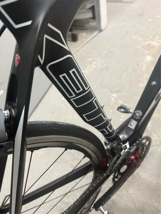 Bicicleta de carretera negra