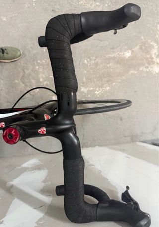 Bicicleta de carretera negra