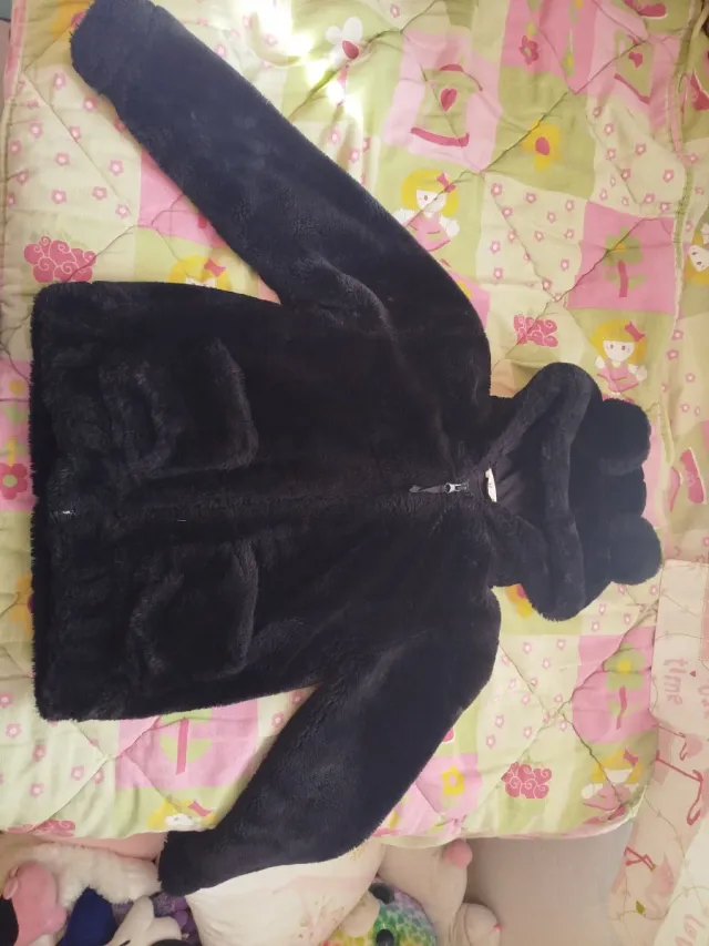 Chaquetón negro con capucha y orejas