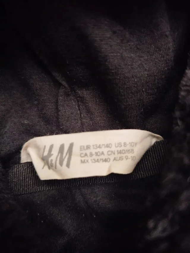 Chaquetón negro con capucha y orejas