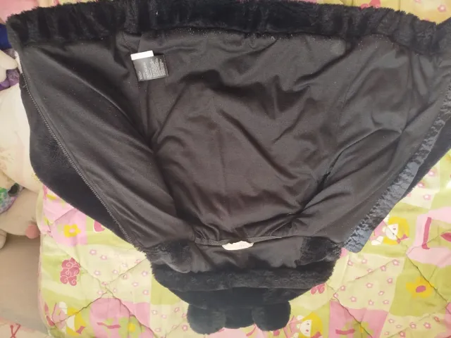 Chaquetón negro con capucha y orejas