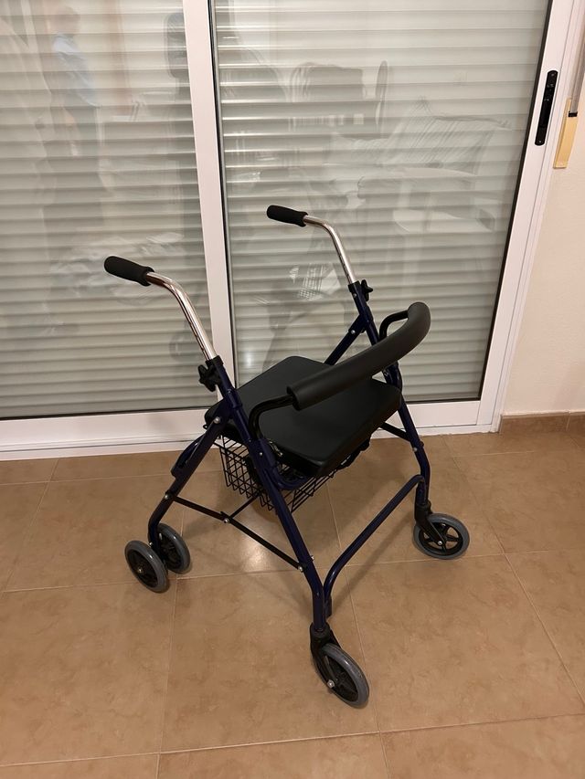 Andador con asiento y cesta