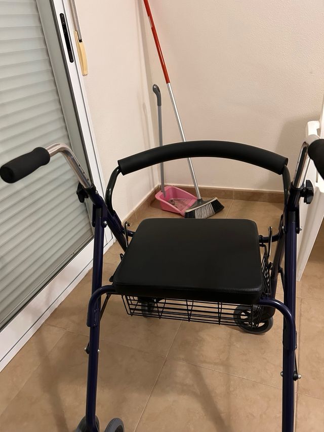 Andador con asiento y cesta