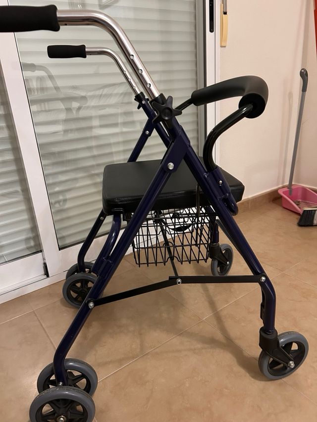 Andador con asiento y cesta
