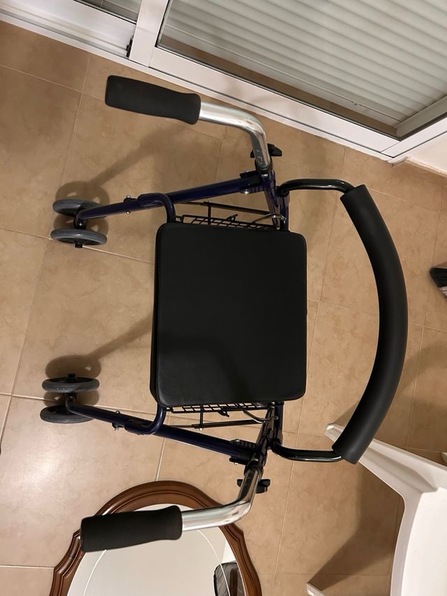 Andador con asiento y cesta