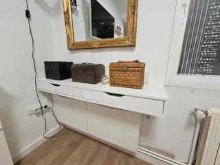 Tocador pared Ikea blanco y mimbre