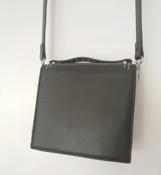 Bolso Bershka negro tachuelas