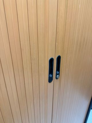 Armario de oficina con persiana