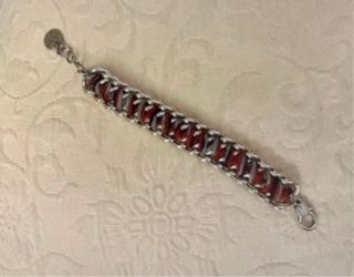 Bracciale artigianale rosso e argento