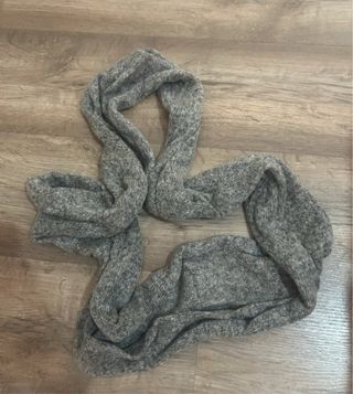 Bufanda o cuello gris.