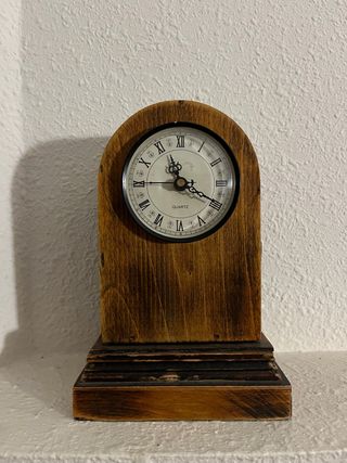 Reloj de mesa de madera