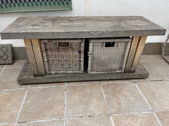 Mueble de exterior madera con cestas.