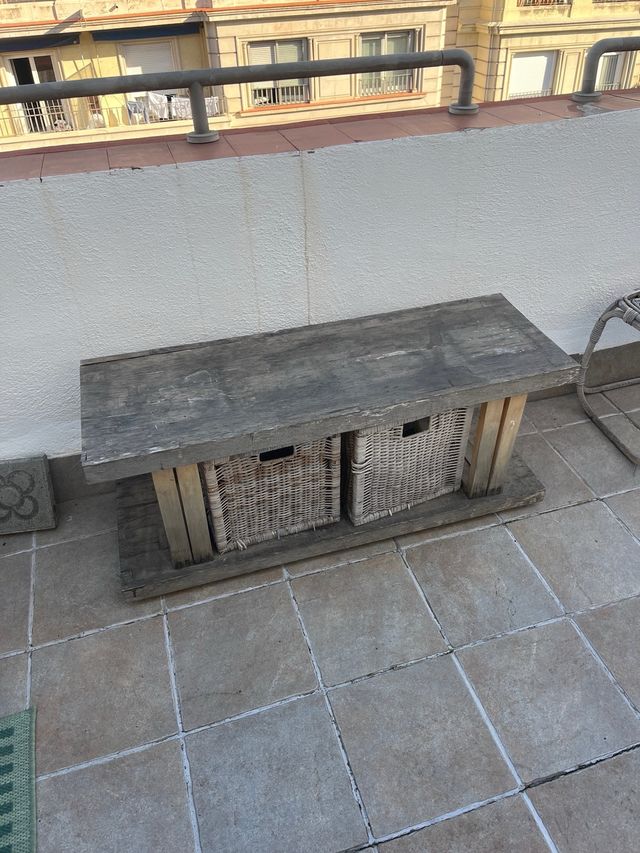 Mueble de exterior madera con cestas.