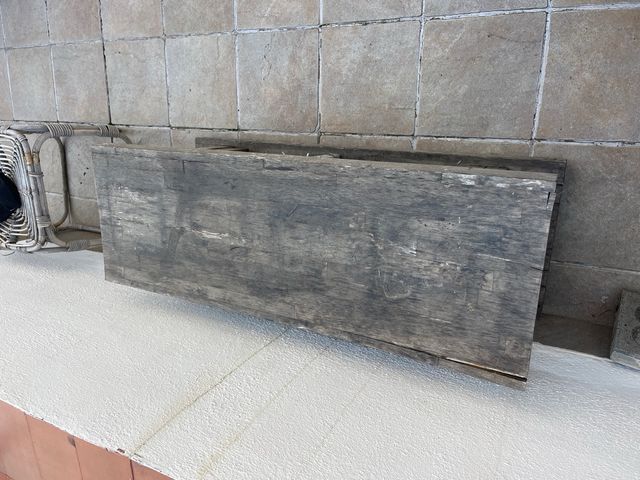 Mueble de exterior madera con cestas.