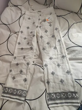 Pantalón vaquero blanco con bordado