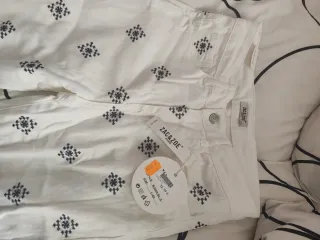 Pantalón vaquero blanco con bordado