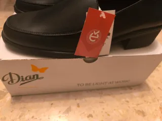 Zapatos de señora Dian negros. Nuevos, a estrenar.