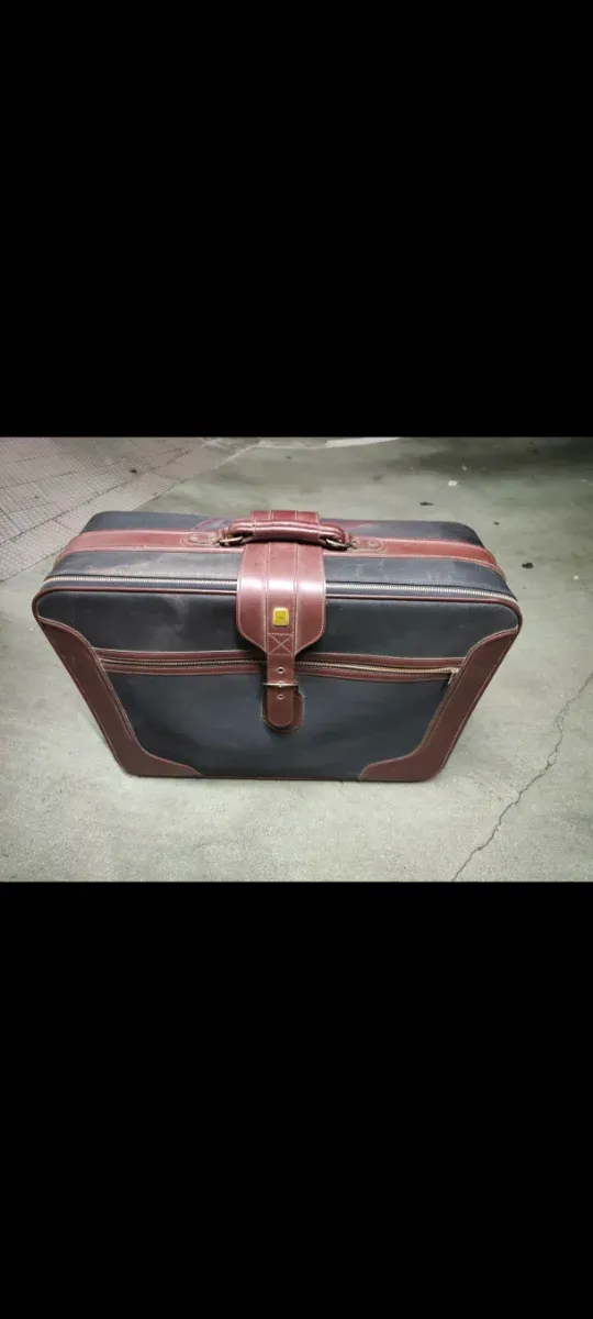 Maleta de viaje negra y marrón