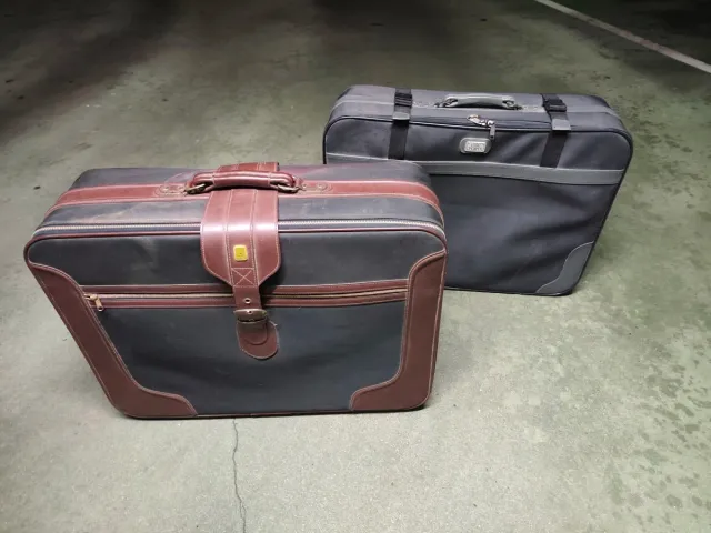 Maleta de viaje negra y marrón