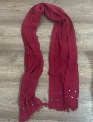 Bufanda rosa fucsia con detalles de abalorios