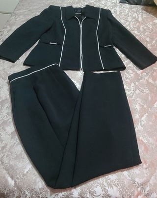 Traje chaqueta y pantalón negro con vivos blancos