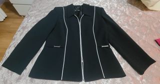 Traje chaqueta y pantalón negro con vivos blancos