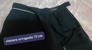 Traje chaqueta y pantalón negro con vivos blancos