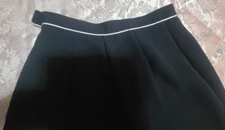 Traje chaqueta y pantalón negro con vivos blancos