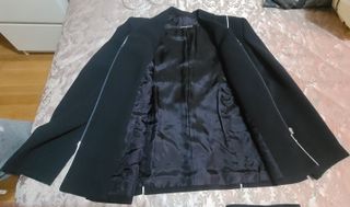 Traje chaqueta y pantalón negro con vivos blancos