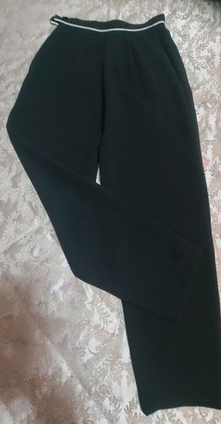 Traje chaqueta y pantalón negro con vivos blancos