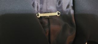 Traje chaqueta y pantalón negro con vivos blancos