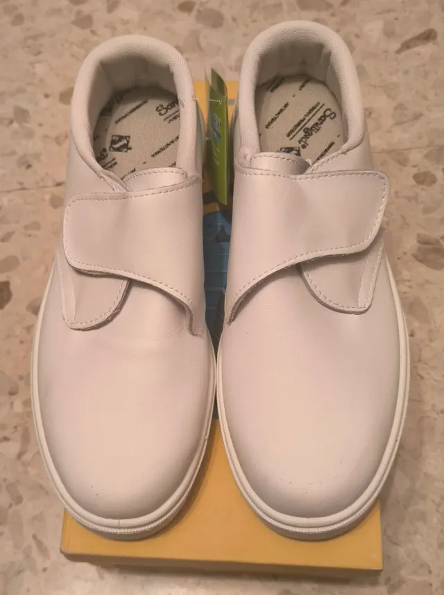 Zapatos de trabajo unisex blancos.