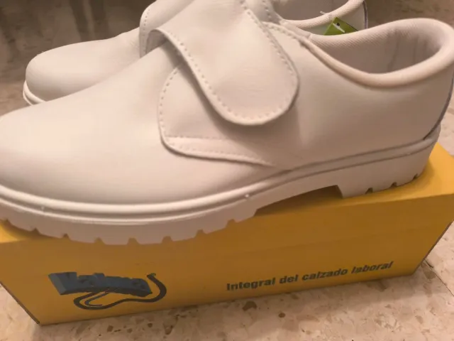 Zapatos de trabajo unisex blancos.