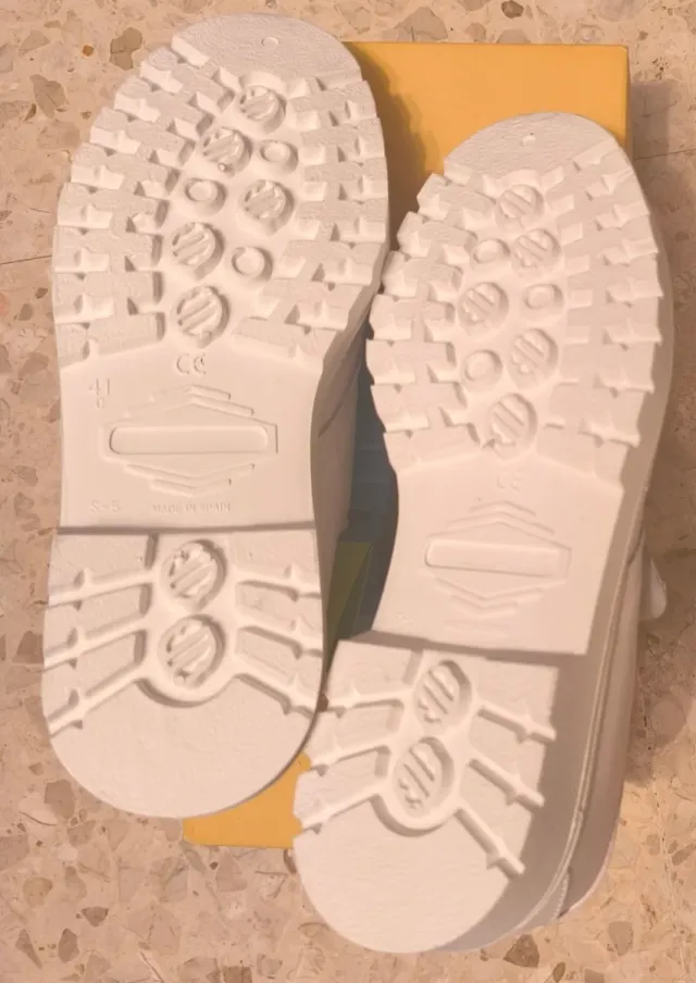 Zapatos de trabajo unisex blancos.