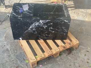Lavabo y Tótems a Medida - Mármol Artesanal