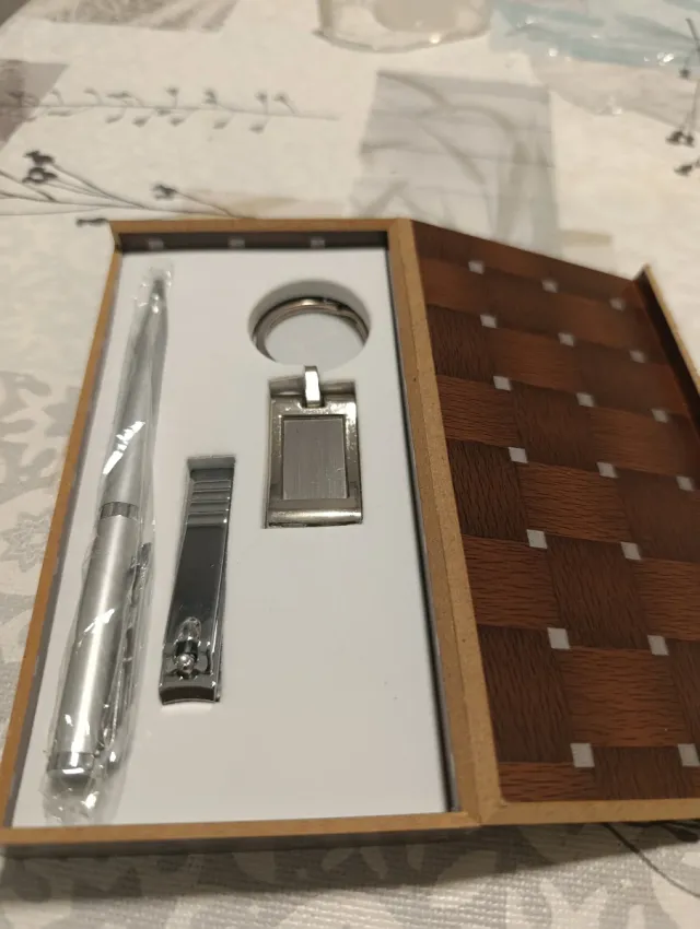 Estuche madera, con bolígrafo, llavero, cortaúñas