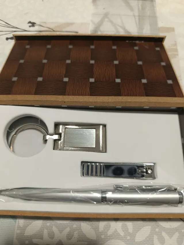 Estuche madera, con bolígrafo, llavero, cortaúñas