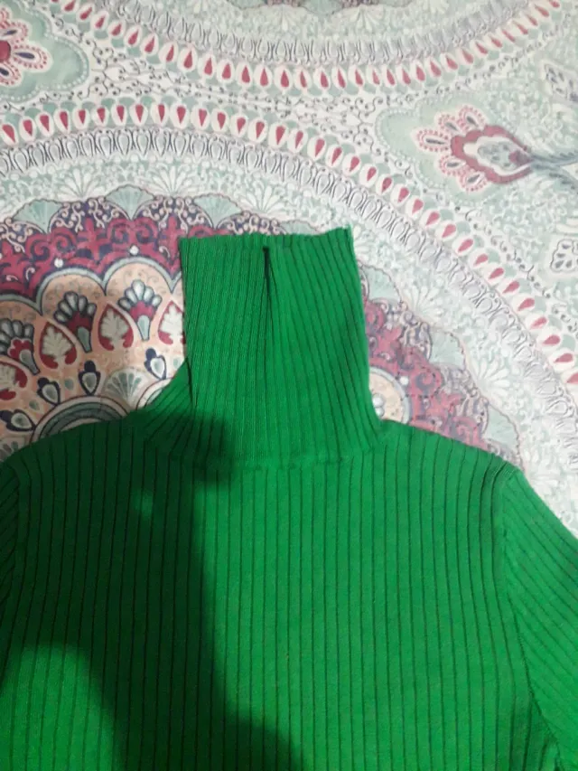 Jersey verde cuello alto