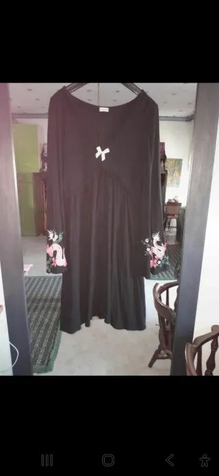 Abito nero con draghi rosa