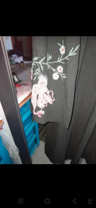 Abito nero con draghi rosa