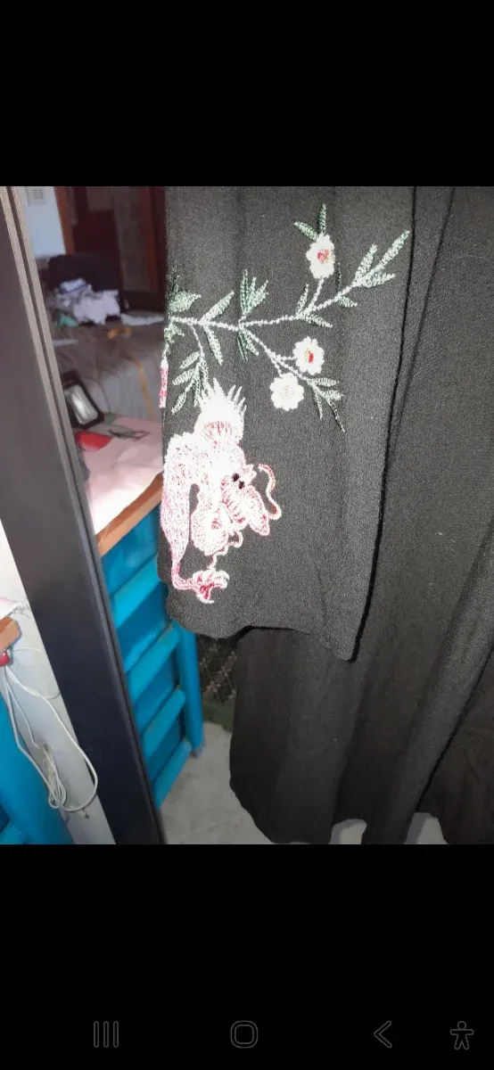 Abito nero con draghi rosa