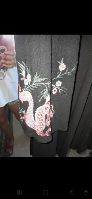 Abito nero con draghi rosa