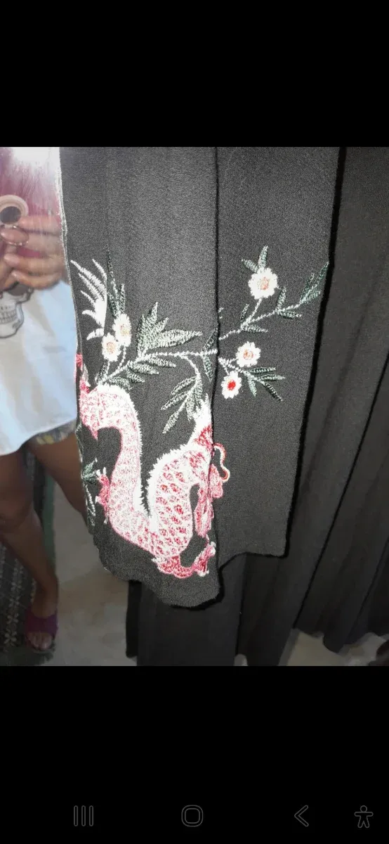 Abito nero con draghi rosa