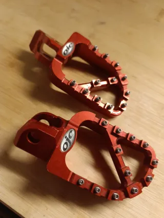 Pedane OJC rosse in ergal Beta 300 2T