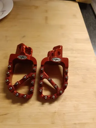 Pedane OJC rosse in ergal Beta 300 2T