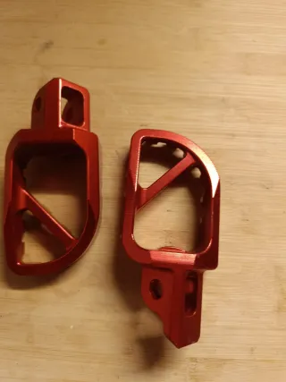 Pedane OJC rosse in ergal Beta 300 2T