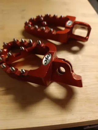 Pedane OJC rosse in ergal Beta 300 2T