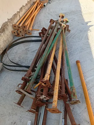 Pontales metálicos para construcción